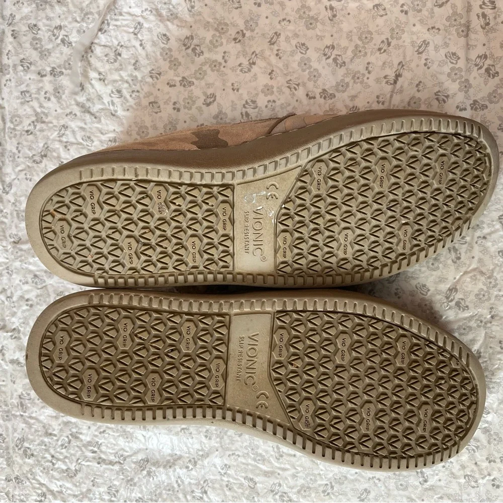Vionic Avery pro slip on shoes